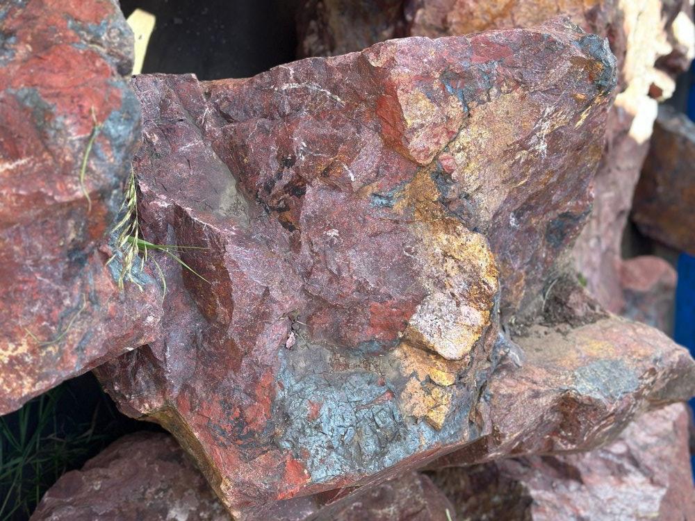 Камни для ландшафтного дизайна красно-фиолетовые 10-60 килограмм купить в Керчи