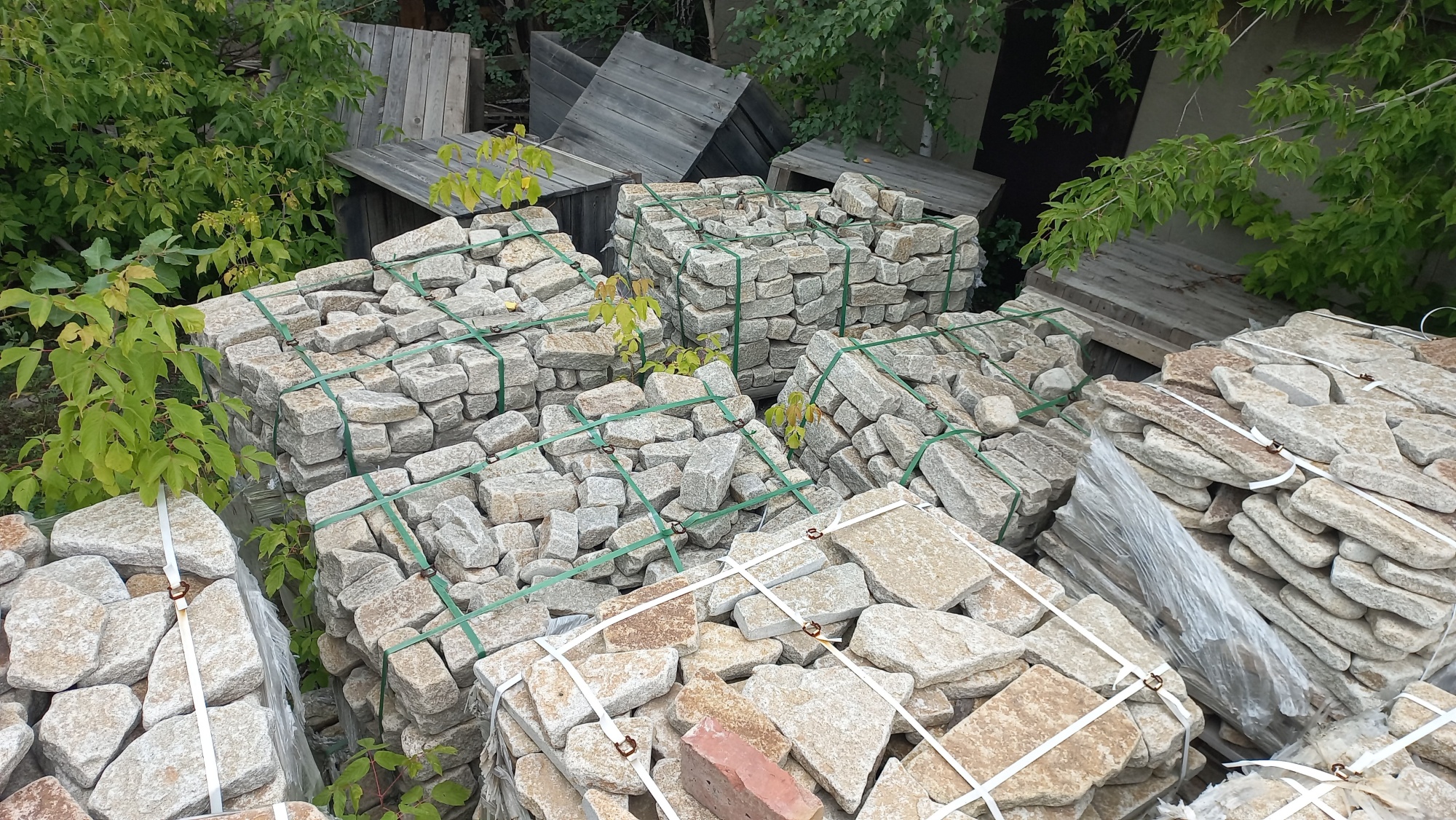 Плитняк галтованный гранитный для ландшафтного дизайна купить в Керчи