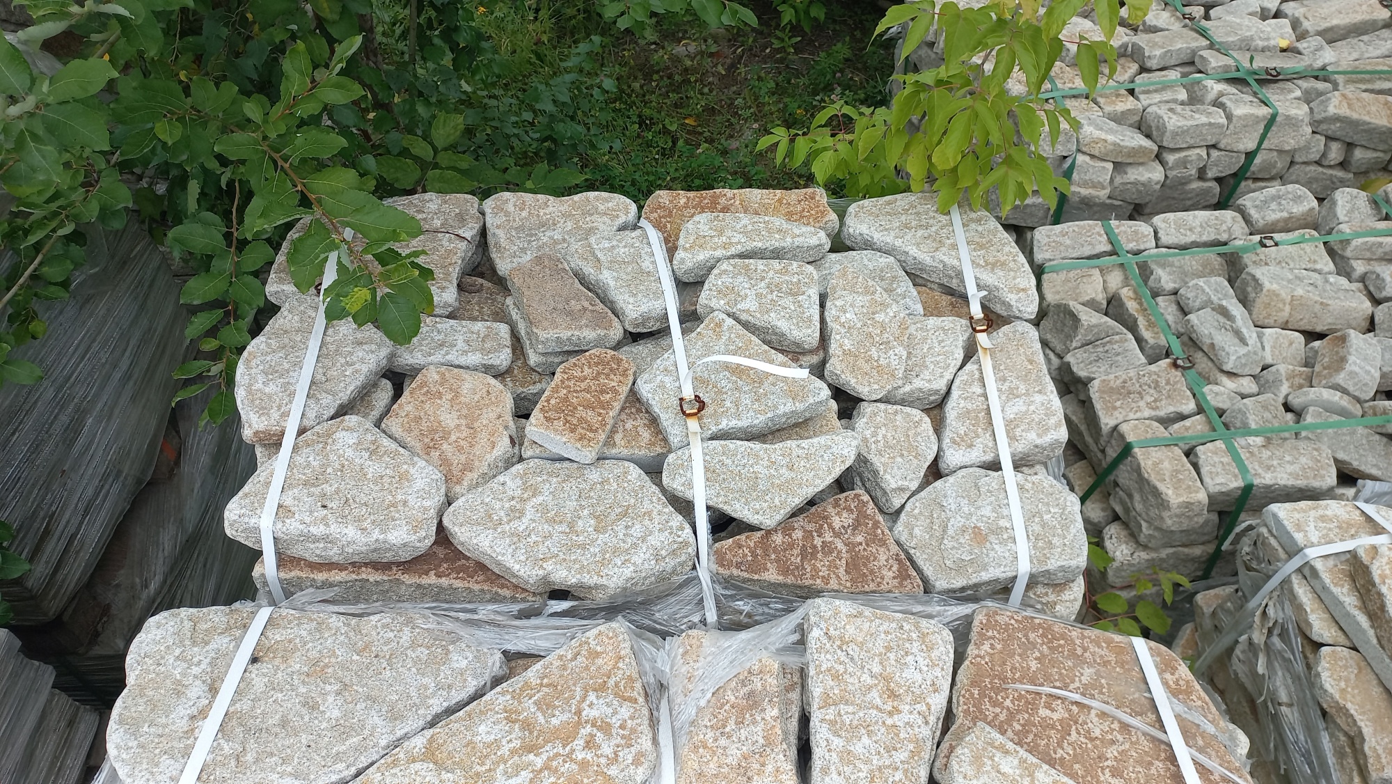 Гранитный плитняк галтованный для мощения купить в Керчи