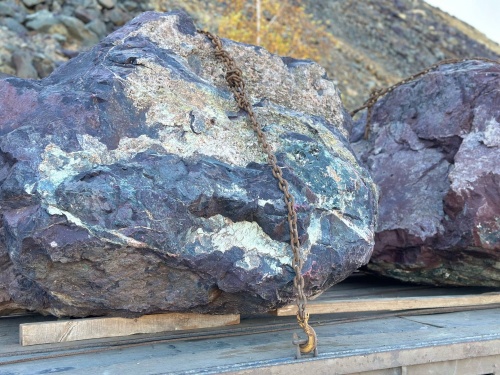 Огромные красно-фиолетовые валуны для ландшафтного дизайна весом более 5 тонн купить в Керчи