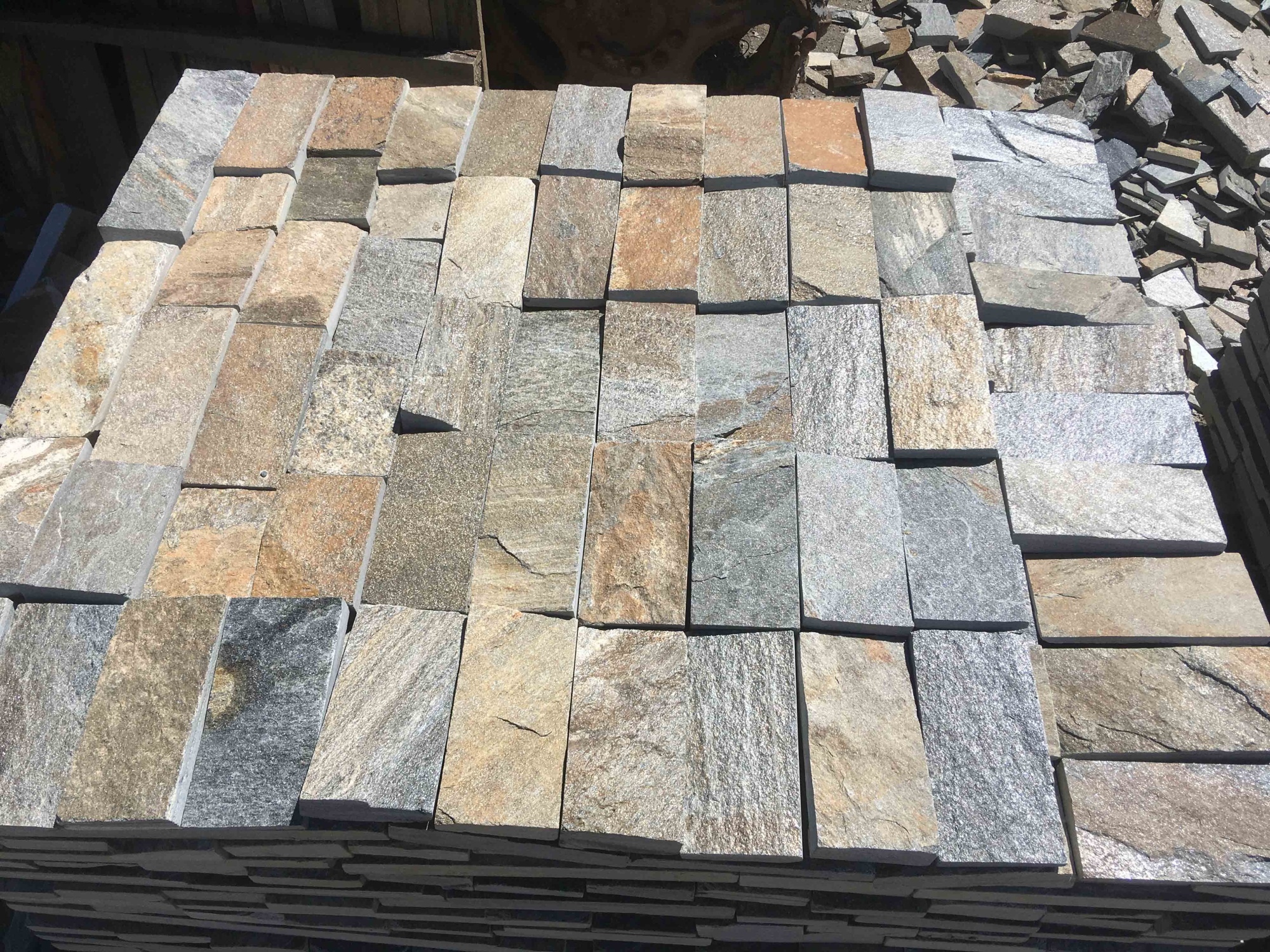 Плитка пилёная златолит Уральский для цоколя, отмостки купить в Керчи