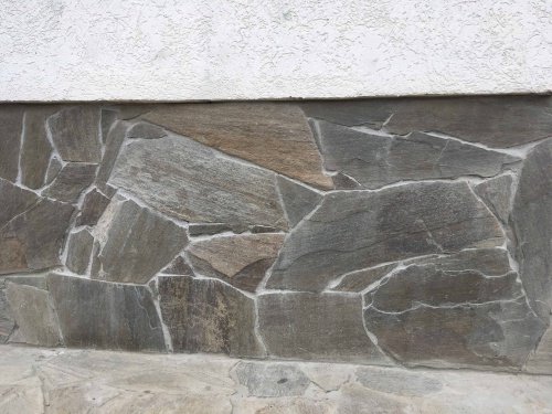 Плитняк златолит Уральский для цоколя, отмостки купить в Керчи