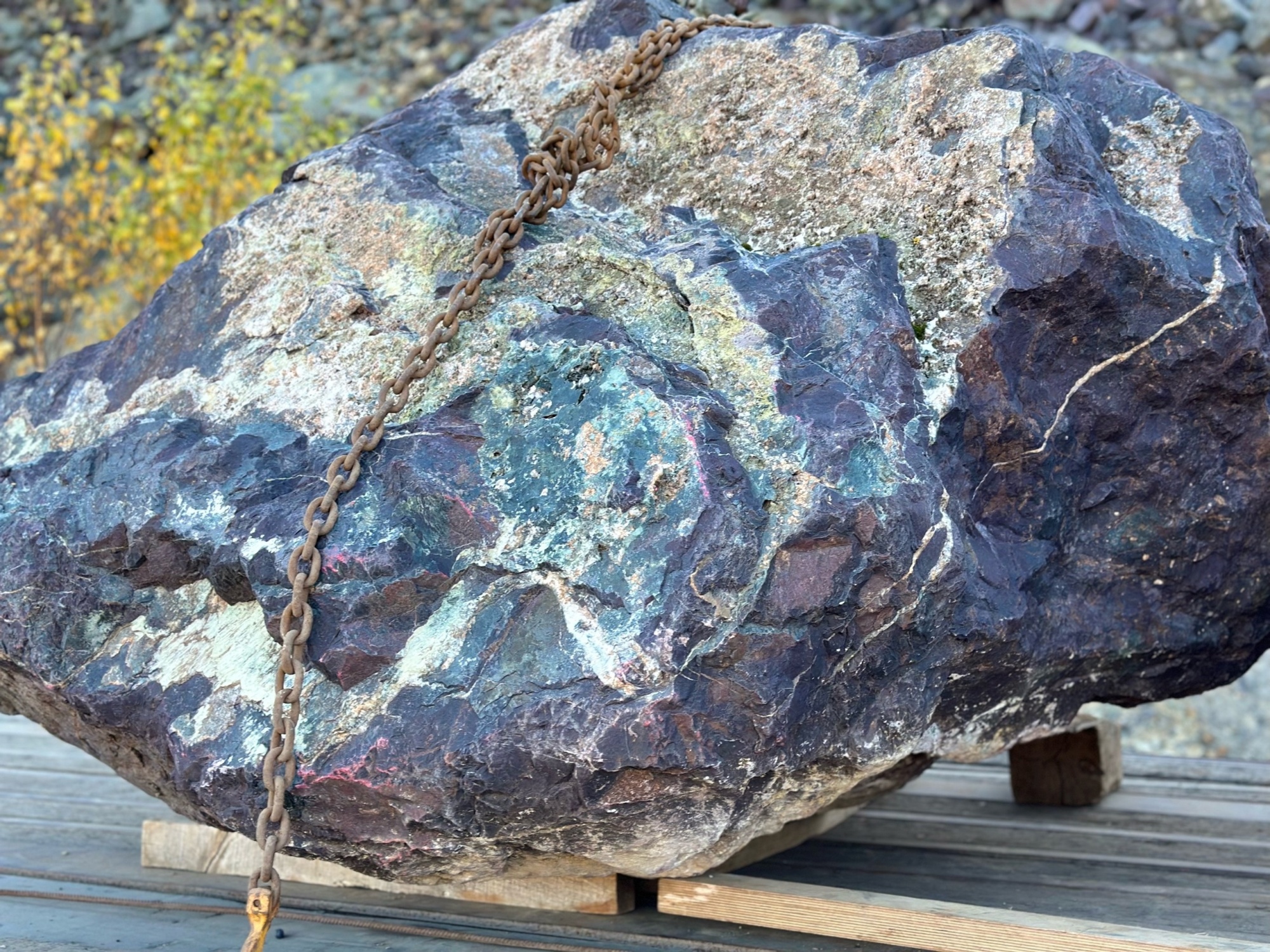 Огромные красно-фиолетовые валуны для ландшафтного дизайна весом более 5 тонн купить в Керчи