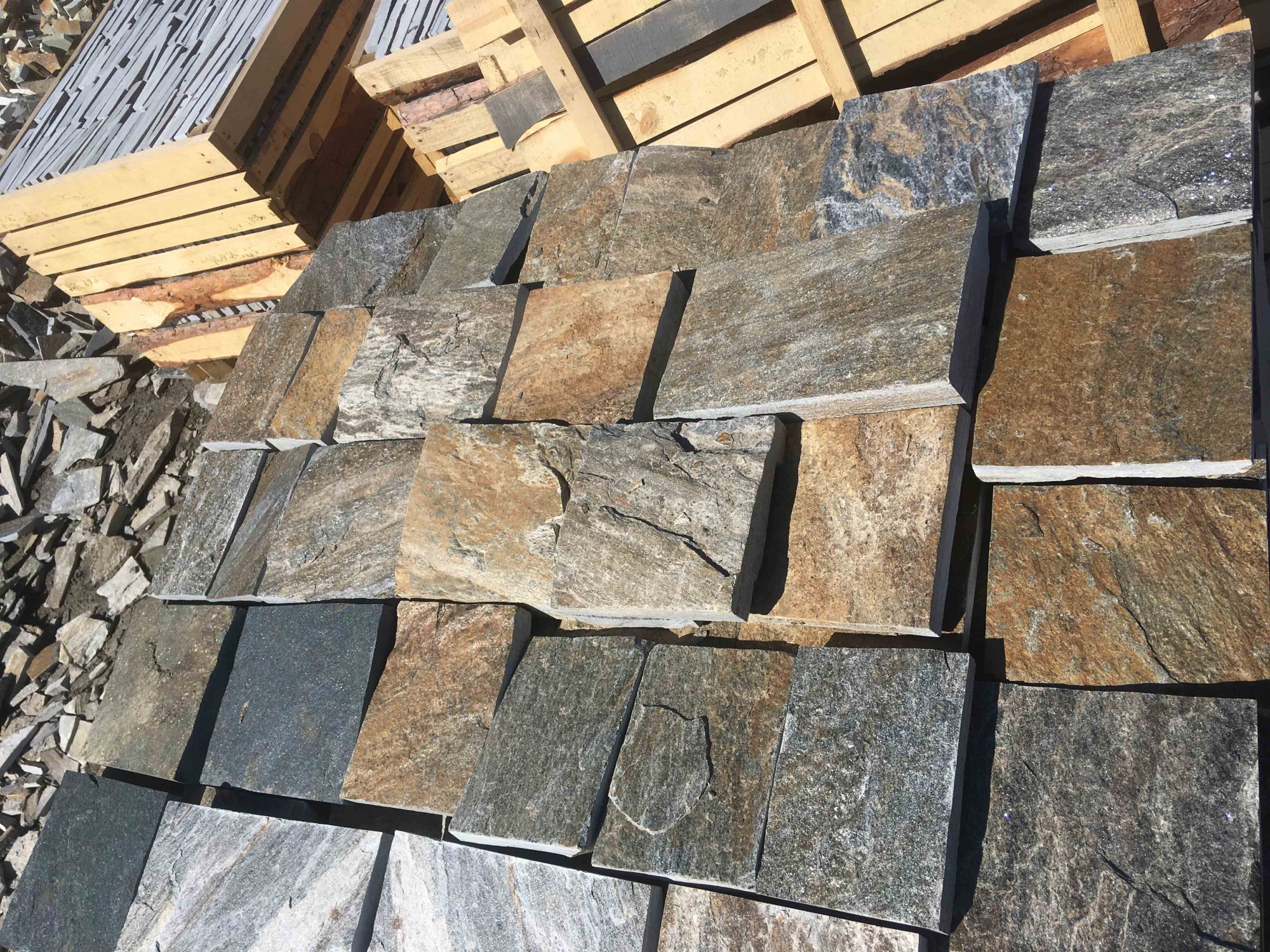 Плитка пилёная златолит Уральский для цоколя, отмостки купить в Керчи