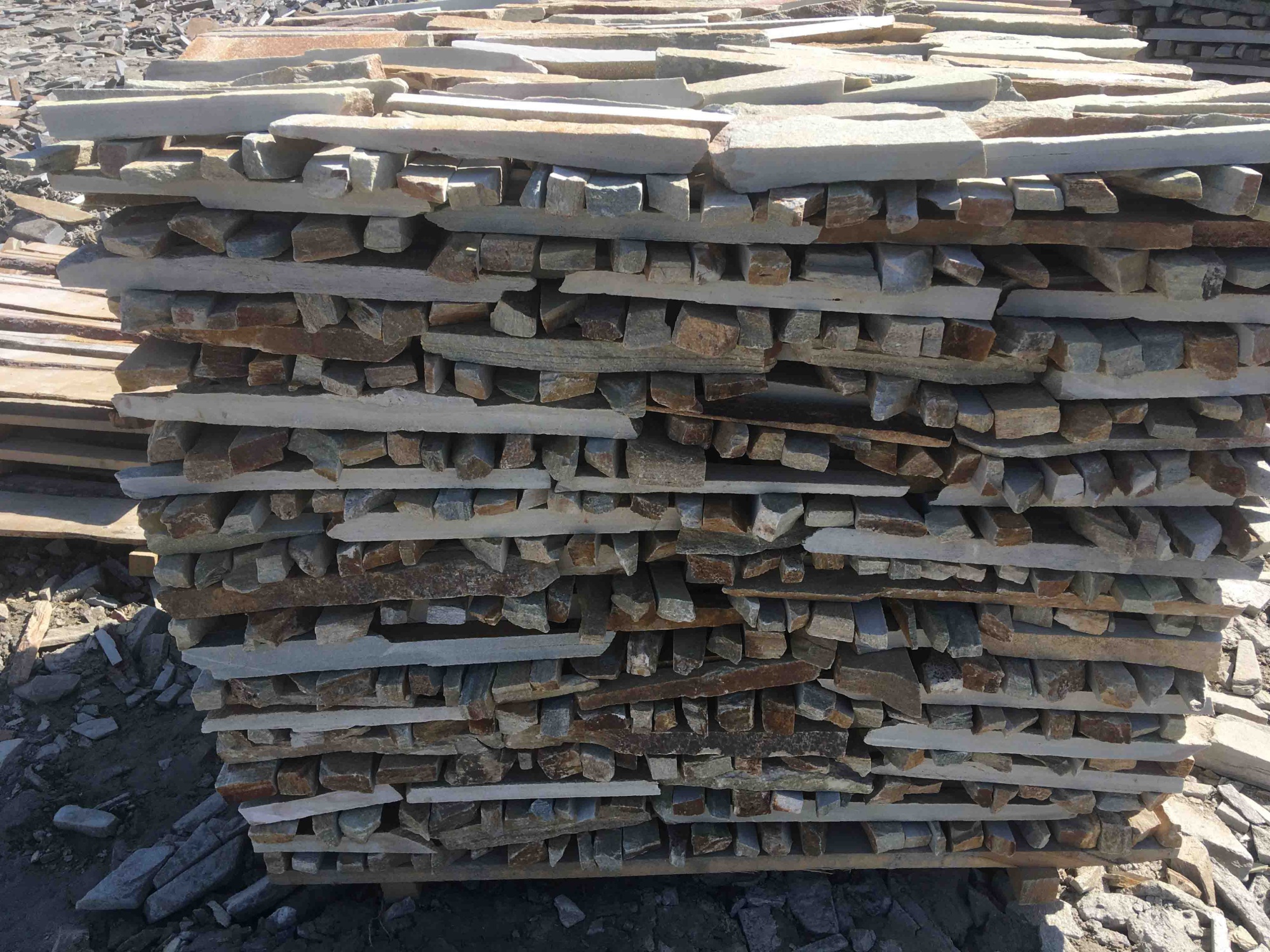 Горбушка златолит золотистый для облицовки купить в Керчи