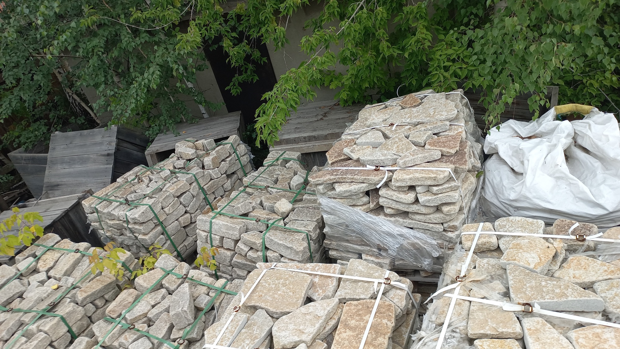 Плитняк гранитный галтованный купить в Керчи