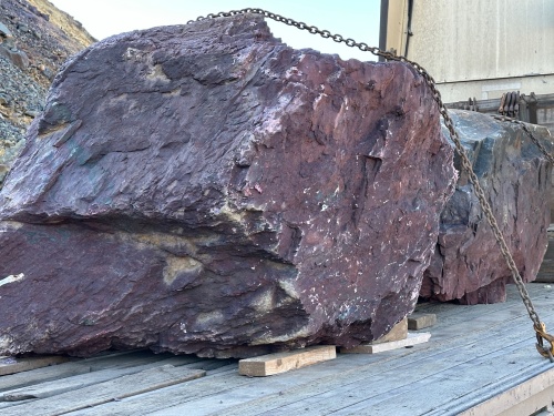 Огромные красно-фиолетовые валуны для ландшафтного дизайна весом более 5 тонн купить в Керчи