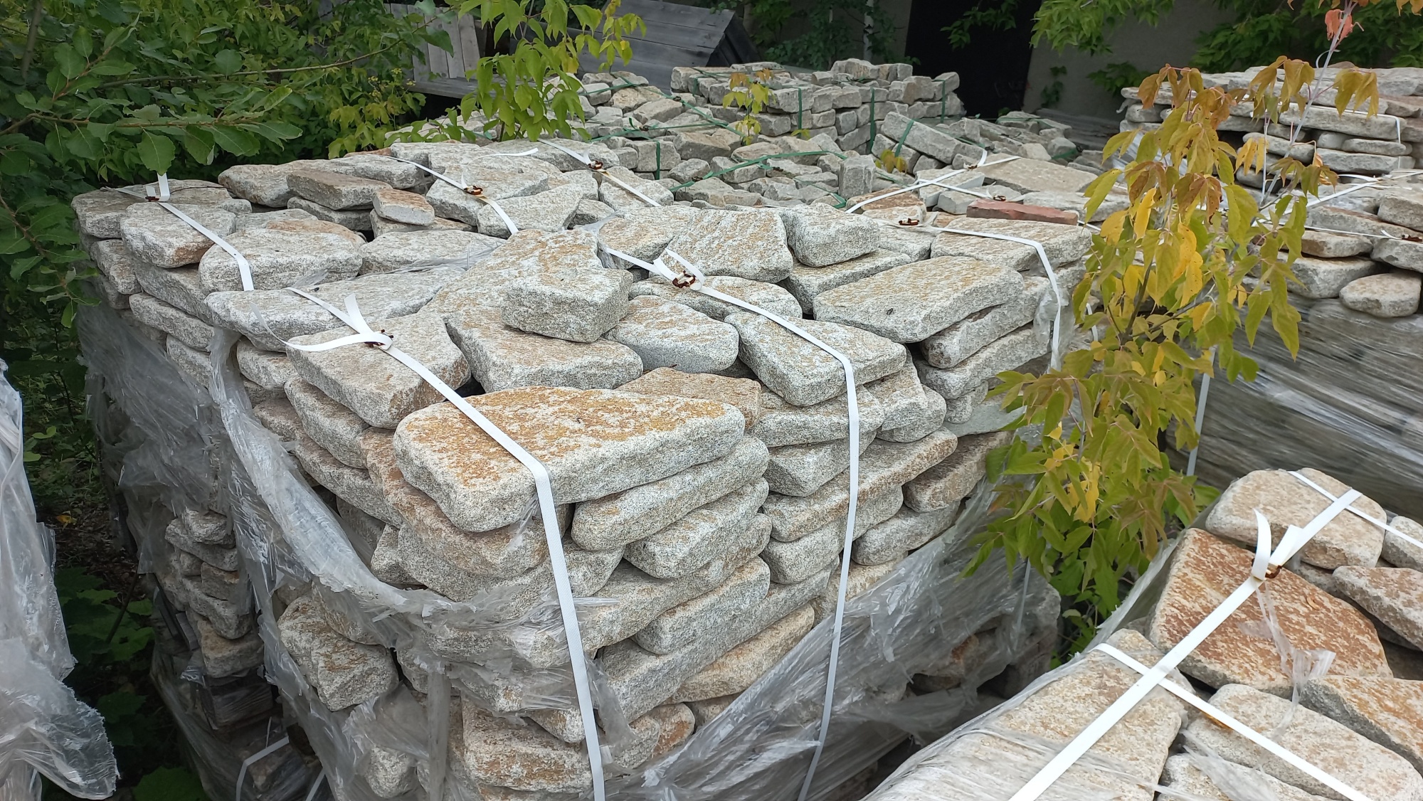 Гранитный плитняк галтованный для мощения купить в Керчи