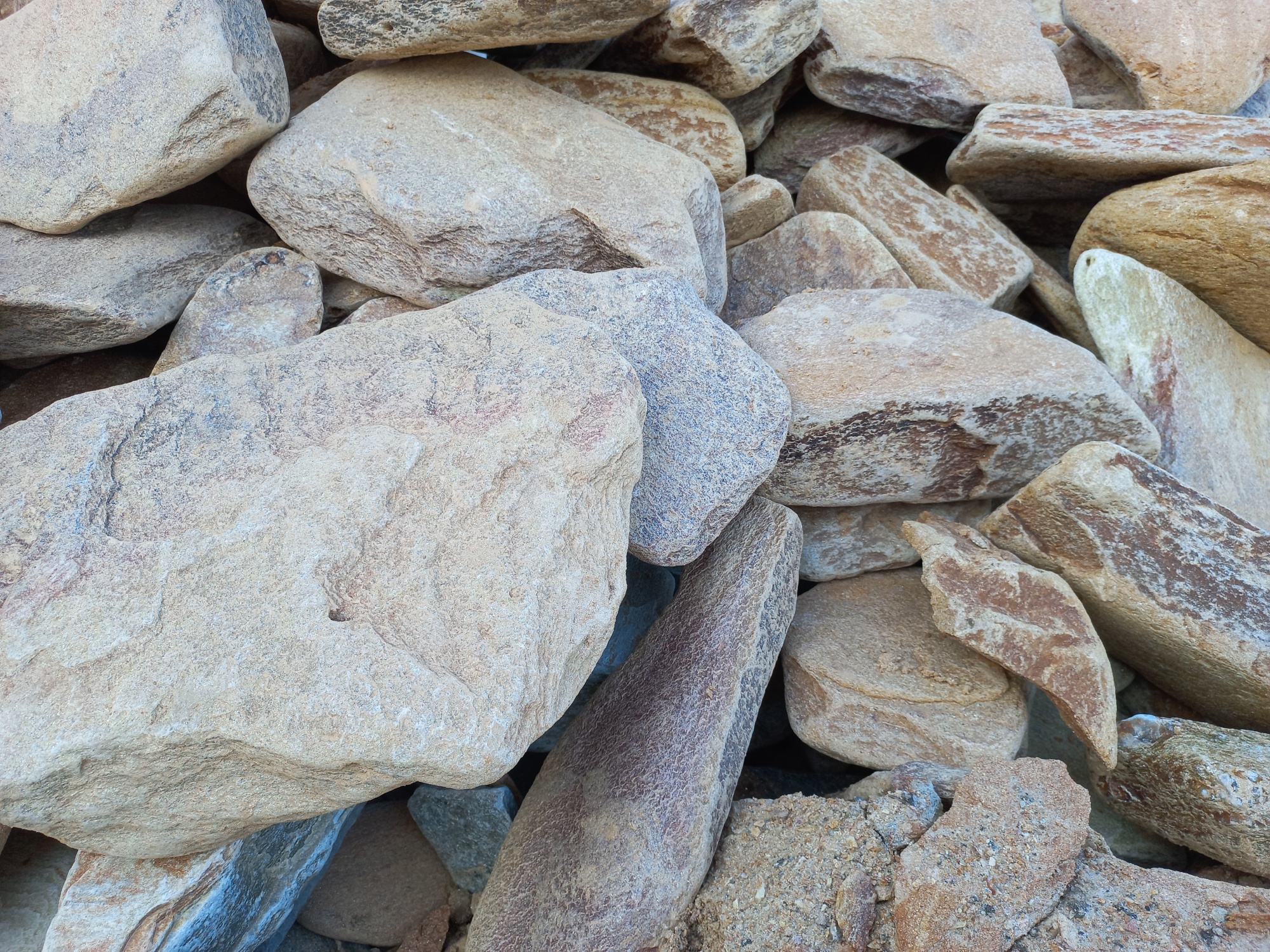 Златолит жёлтый, жёлто-зелёный глыбки и валуны для ланшафтного дизайна купить в Керчи