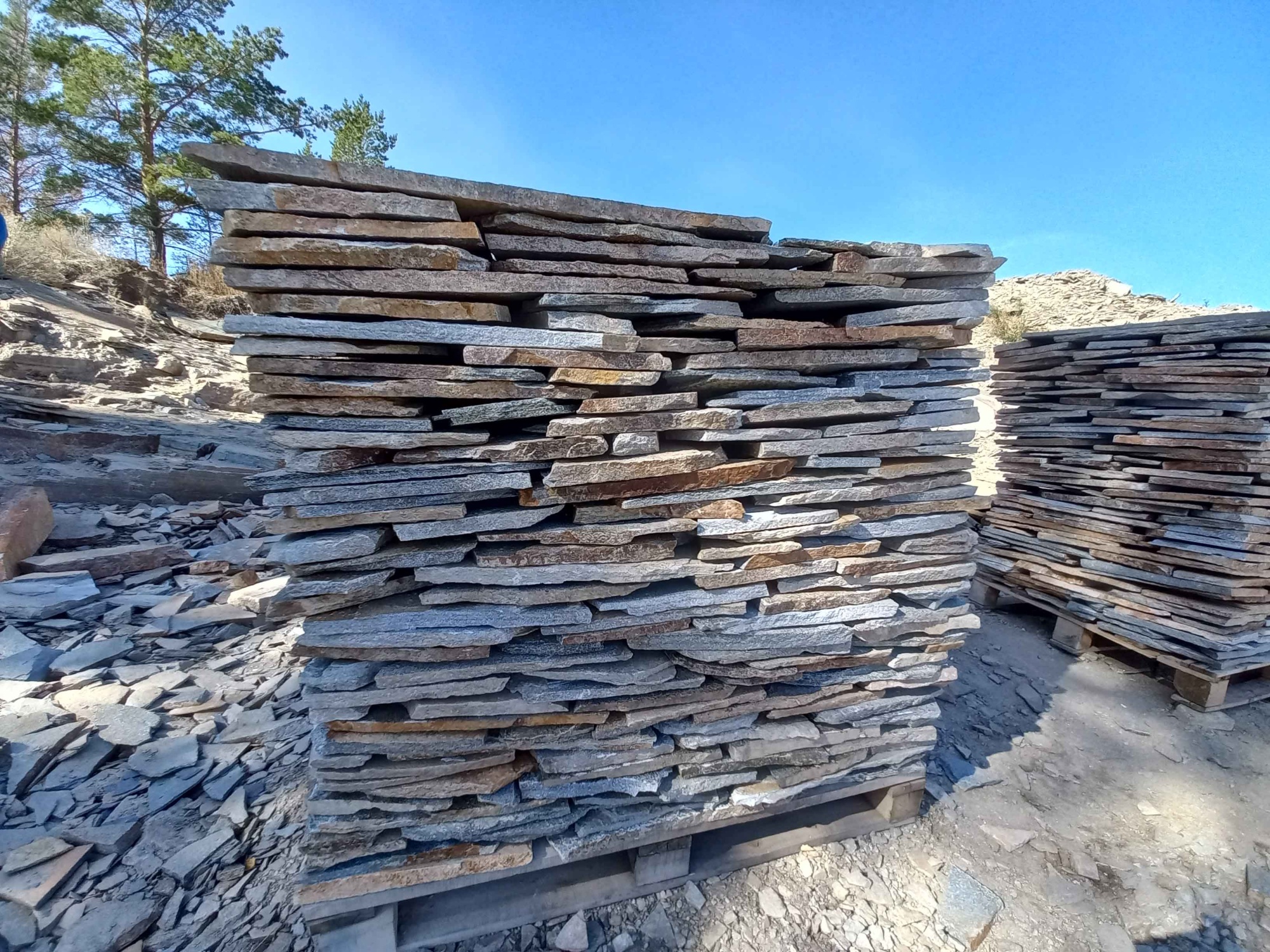 Плитняк златолит серебристый для фасада купить в Керчи