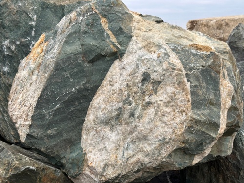 Гигантские зелёные валуны для ландшафтного дизайна весом более 5 тонн купить в Керчи