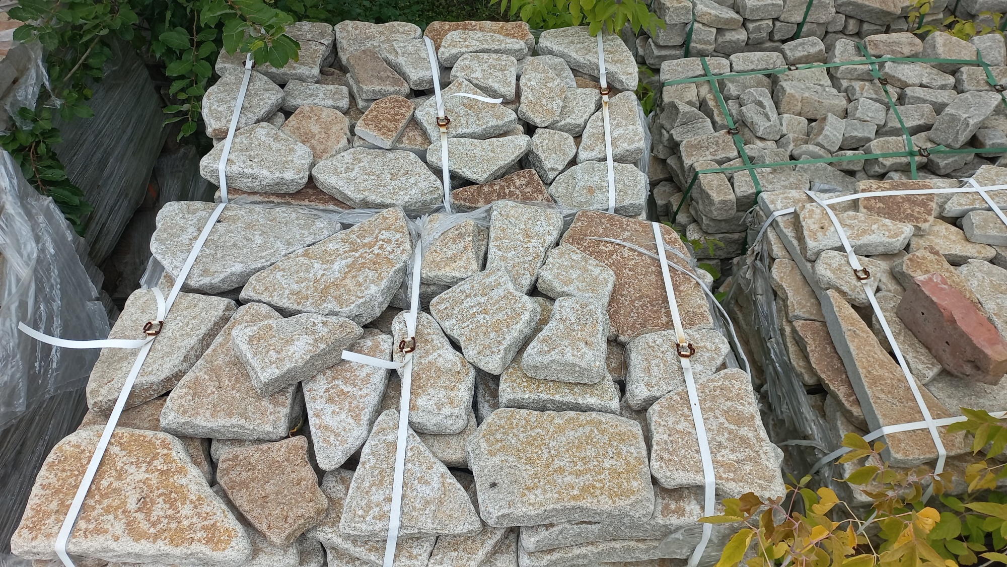 Гранитный плитняк галтованный для мощения купить в Керчи