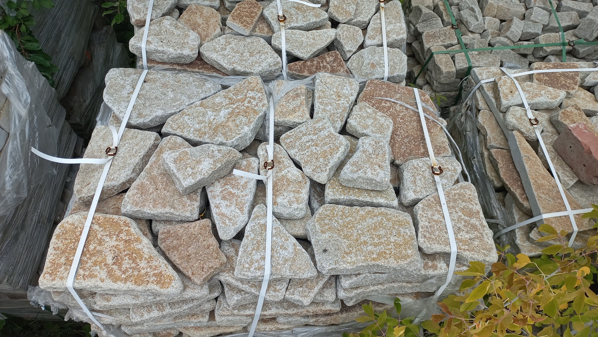 Гранитный плитняк галтованный для мощения купить в Керчи