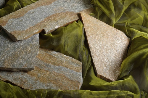 Плитняк златолит Уральский для цоколя, отмостки купить в Керчи