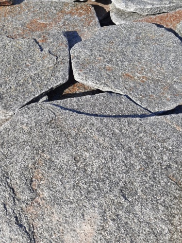 Златолит серебристый галтованный для лестниц купить в Керчи